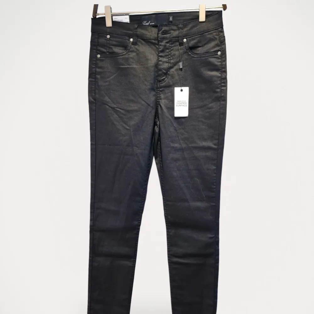 Jeans från Zoul. Helt ny, med prislapp kvar.  Storlek: 28 Material: Bomull, polyester, elastan Nypris: 599 SEK. Jeans & Byxor.