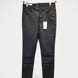 Jeans från Zoul. Helt ny, med prislapp kvar.  Storlek: 28 Material: Bomull, polyester, elastan Nypris: 599 SEK