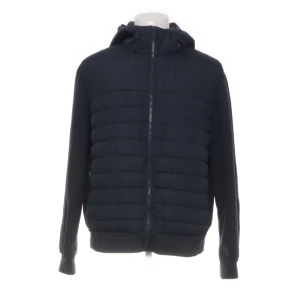 Cardigan jacka  - Säljer nu denna mörkblå cardigan jackan o stolen XL/L. Märket är Zara och den är i bra skick. Hör av dig med eventuella frågor.