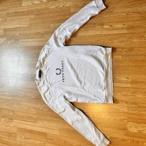 Fred & Perry crewneck - Fin crewneck strlk S sitter bra tajt på M. condition 7/10