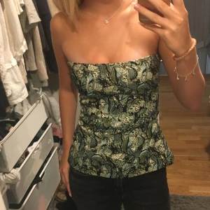 Topp - Säljer denna topp som jag sytt om själv från en kjol som kommer från zara, påminner lite om korsett och sitter supersnyggt, den är lite glittrig!💕