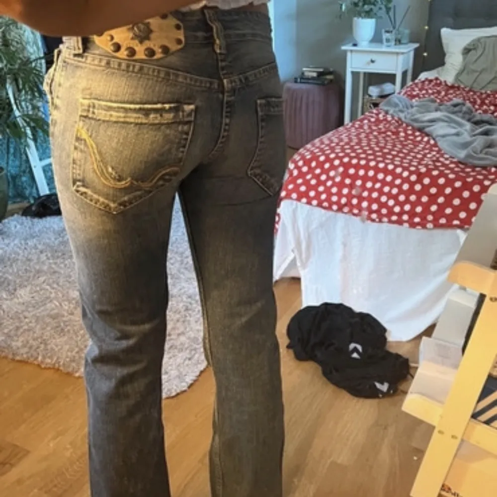 Skitsnygga lågmidjade jeans😍 Tyvärr för stora för mig därför säljer jag dem vidare❤️‍🔥 Midjemått 39 cm tvärs över och innerbenslängd 87 cm Lånade bilder. Jeans & Byxor.