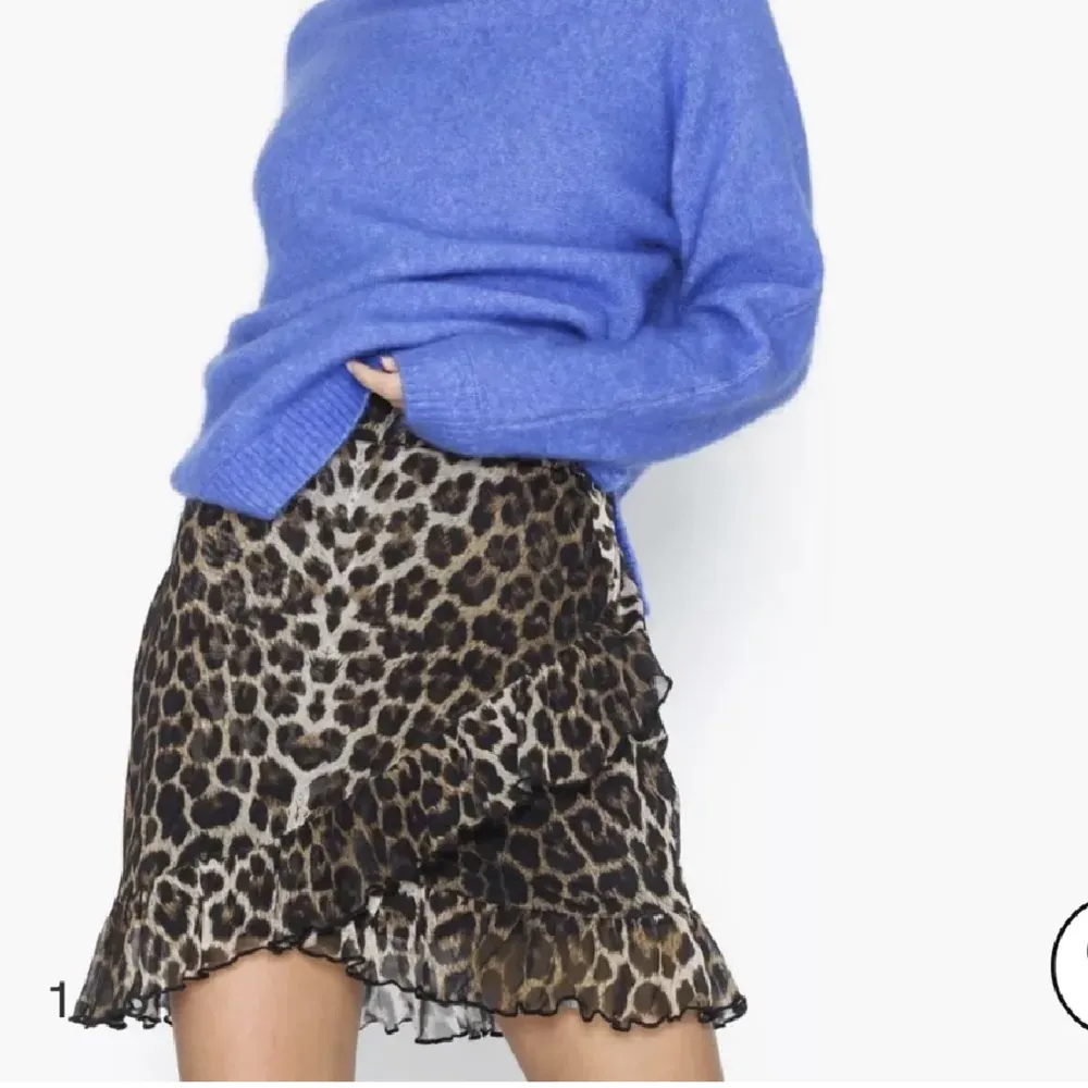 Leopard kjol från Nelly som endast är använd cirka 2 gånger. Jättefint skick❤️🩷 (två av bilderna är lånad från två tjejer på plick). Kjolar.
