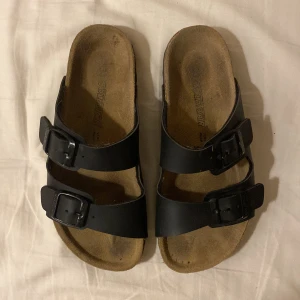 sandaler stl 33 - sandaler i storlek 33. någorlunda använda men fortfarande i helt okej skick.