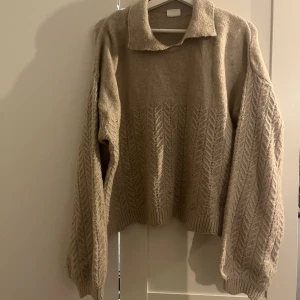 Stickad tröja - Super fin och skön tröja från stories i storlek M, perfekt nu till hösten🤎 kan fraktas men då står köparen för frakt!