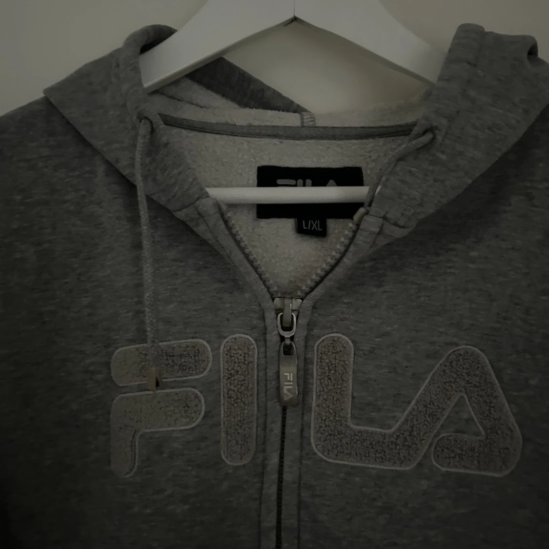 Grå zip-hoodie - 91