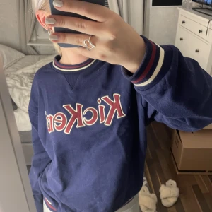 Marinblå tröja - Tröja med snygga detaljer på muddarna och kragen, från Kickers köpt på zalando💙💙