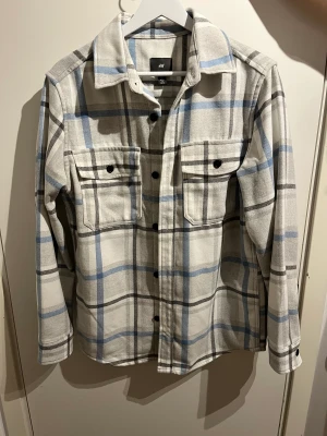 Kofta/tunjacka - Tun jacka / kofta till salu, aldrig använt den så sprillans ny. Köparen står för frakt. Strl S. 350kr eller kom med bud 