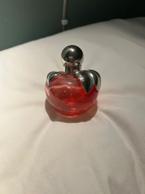 Nina ricci parfym - En Nina Ricci parfym som jag köpte för 859kr som tyvärr inte kommer till användning. Använd kanske 3-5 gånger. Pris kan diskuteras, nyaste pris 599kr-859kr. 