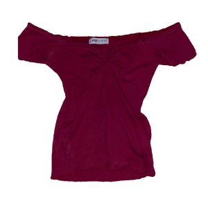 Söt top/T-shirt  - Vinröd Ofshoulders t shirt, inga skador 