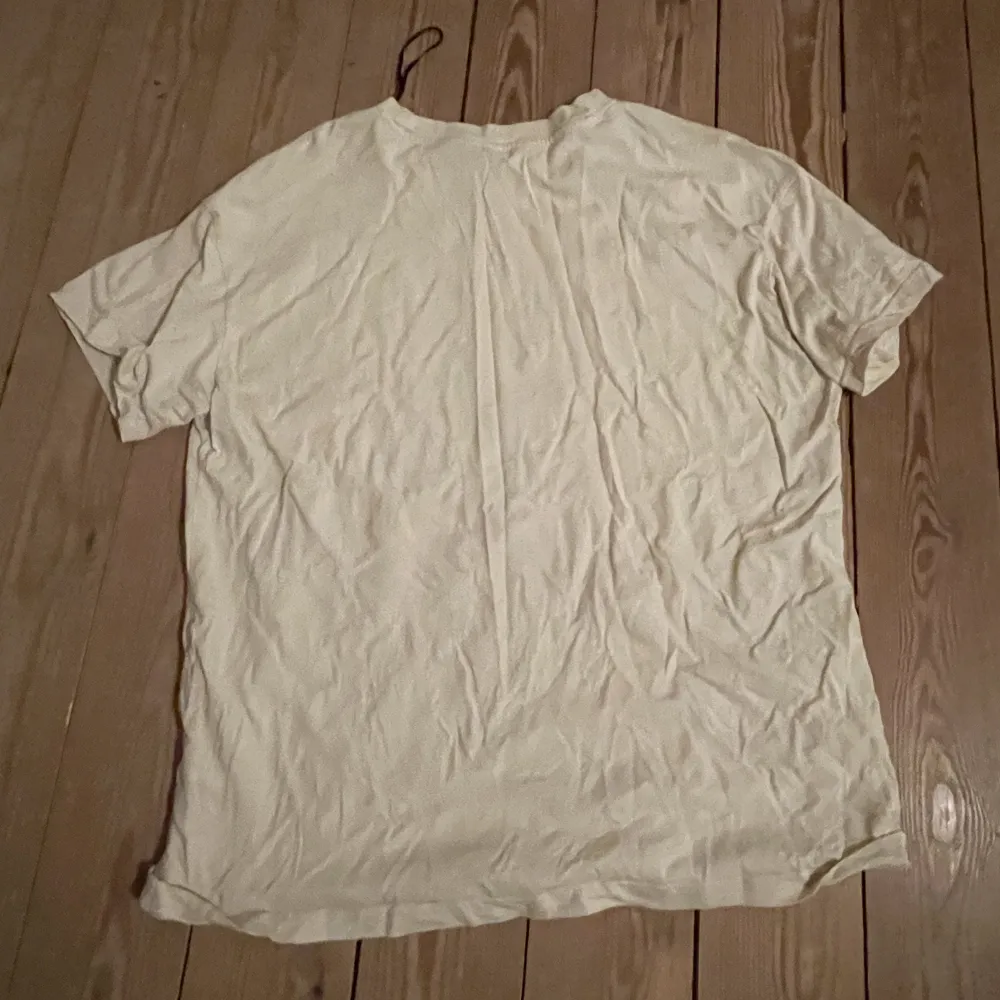 T-shirt med tryck från H&M. Bra skick, fläckfri, väl omhändertagen, 100% bomull. T-shirts.