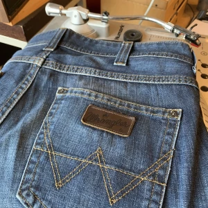 Vintage wrangler jeans  - DM innan köp. Feta wranglers som jag nu vill sälja. Om du har frågor är det bara att skriva :) (cm) Waist 48, längd 113, inseam 82. 