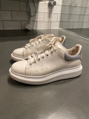 Alexander McQueens -  McQueens, nypris 550€, Självklart äkta! Tyvärr har jag slängt både boxen och kvittot då jag inte hade tänkt att sälja dem vidare. Skorna har defekter som tex smutsiga snören men kan bytas. Skavda på insidan av hälen, syns ej vid användning. Därav pris