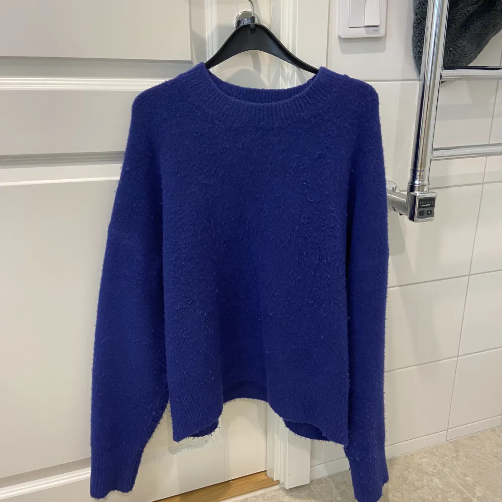 Stickad mörkblå tröja från Zara.. Tröjor & Koftor.