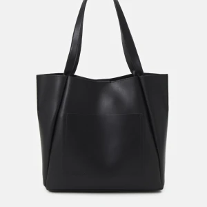 Väska  - Stor väska som passar bra till tex skolan, är i helt nyskick, kommer ej till användning❤️