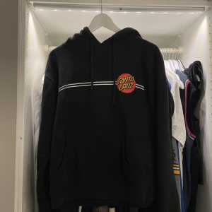 Hoodie från santa cruz  - Santa Cruz hoodie som jag köpt i santa cruz. Står ingen strl men skulle uppskatta s/m