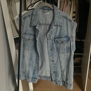 Jeansväst  - Säljer denna supersnygga jeansväst då den inte kommer till användning. 