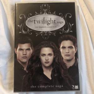 Twilight filmerna, DVD, hela kollektionen. Har aldrig använt skivorna så allt e helt nytt bara att förpackningen e öppnad. Dm för fler bilder eller frågor❤️