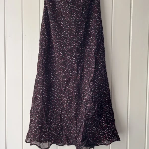 Prickig kjol  - Enkel kjol till utekväll med Tjejerna eller bara en mys kväll vi havet. 🥂   Köpt secondhand finns igen märke🌟