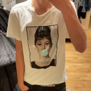 Limitato T-shirt  - Riktigt snygg Limitato tröja, säljes då den är lite för stor för mig, den är i ny skick bara legat i garderoben sen jag köpte den, skick 9/10. Box medföljer också! Vid frågar eller nått annat är de bara att skriva!!!