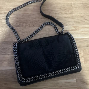 Svart ormskinn väska med kedjor  - Svart ormskinn imitation väska från Zara  Som ny