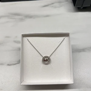 Michael Kors halsband  - Superfint och stilrent halsband från Micheal Kors! Silver med diamanter. Nypris ca 1200kr 