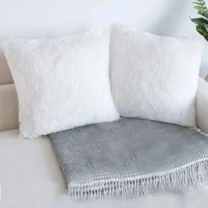 2 st fluffiga kuddfodral - De passade tyvärr inte i soffan som jag önskat så säljer dem. Båda två för 70 kr. Mått: 40 x 40. Färgen är inte kritvit (första bilden lite missvisade) se bild 2 och 3 för riktiga färgen.