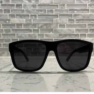 Solglasögon  - Väldigt bra och fina och de skyddar otroligt bra mot starkt solljus. Väldigt unika och svår att få tag på för ett lågt pris. 