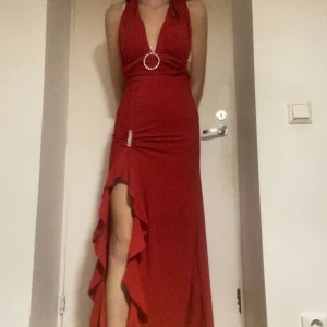 Röd klänning med volanger - Röd jätte vacker klänning med volanger 