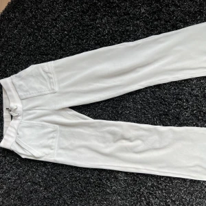 Juicy couture - vita - Vita mjukisbyxor från juicy couture i stl: xxs🌞❤️‍🔥 hör av er för fler bilder eller vid frågor  