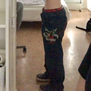 Ed hardy jeans - Säljer mina Ed hardy jeans som inte längre är tillgänglig online! Köpta från zalando i mäns avdelningen men sitter fint som baggy på mig. 
