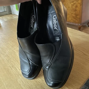 Loafers liknande skor - Ett par skitsnygga loafersliknande skor, köpta secondhand, tyvärr för små för mig :( Finns lite små slitskador runtom men inget stort, kan skickas mer bilder vid önskan