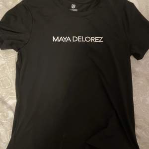 T shirt från maya delorez 