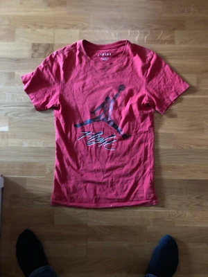 Jordan t shirt - Köpte på JD Sport i Spanien 2022, kvalite 8/10 skriv innan ni köper 