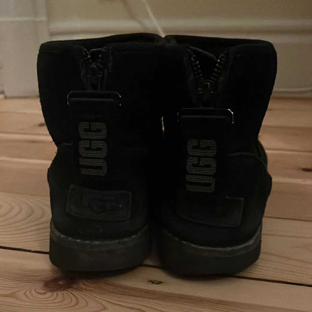 Säljer ett par svarta uggs. Använda men i bra skick och inga skador.. Skor.