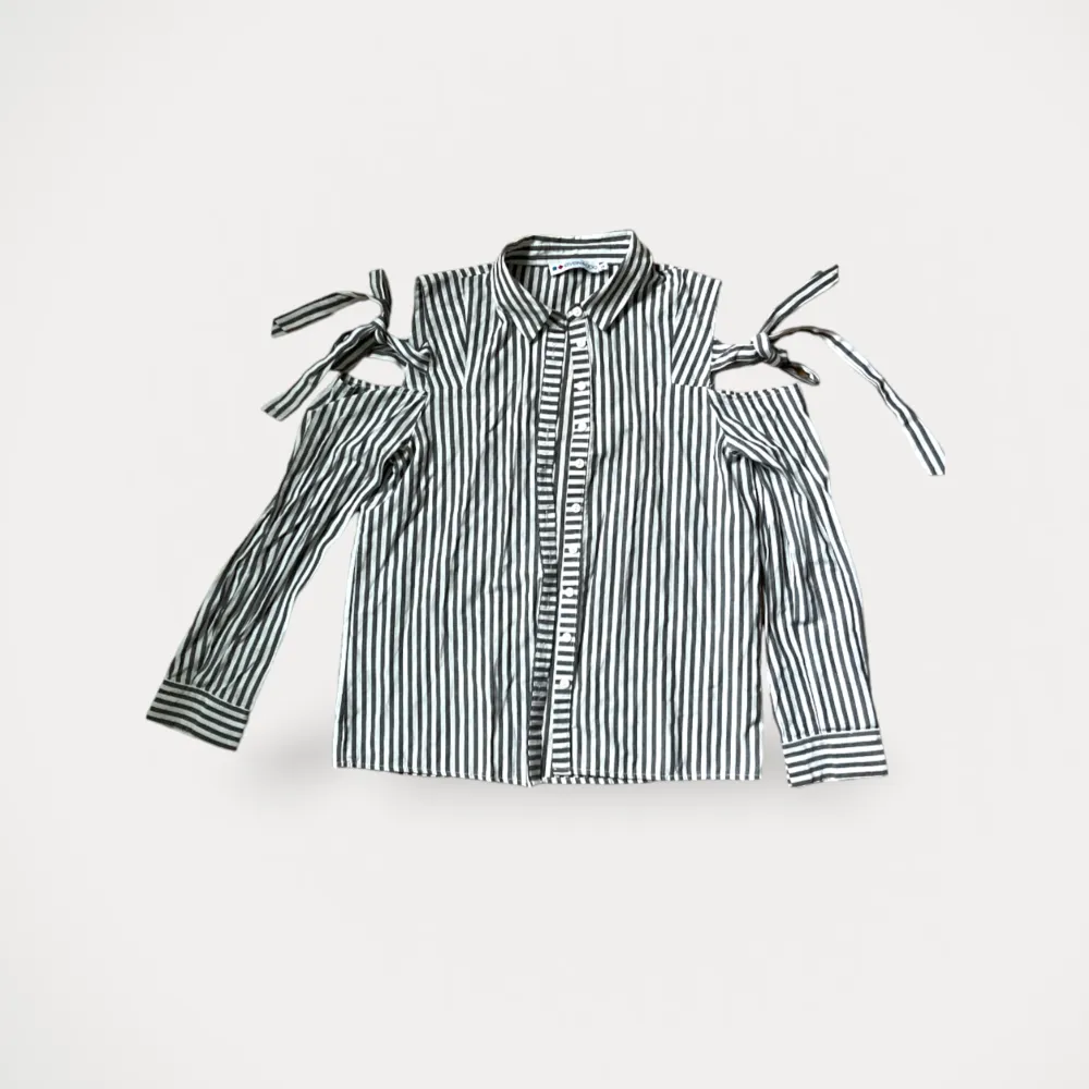 Skjorta från Even & Odd. Använd, men utan anmärkning.  Storlek: S Material: 50% Bomull och 50% Polyester. Skjortor.