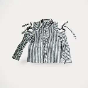 Skjorta från Even & Odd. Använd, men utan anmärkning.  Storlek: S Material: 50% Bomull och 50% Polyester