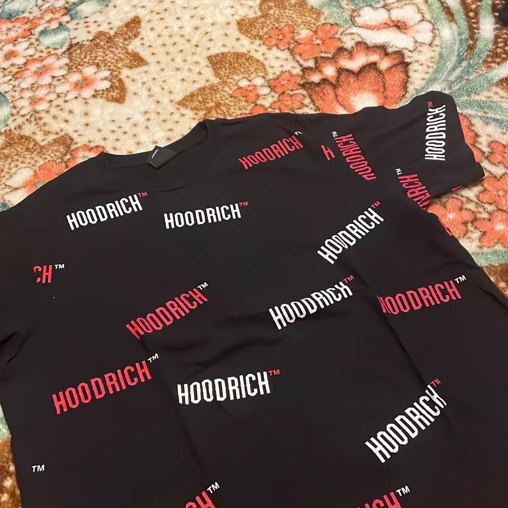 Helt ny Hoodrich T-shirt, 10/10 skick nypris 500. T-shirts.