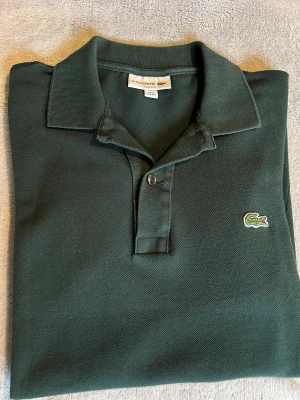Lacoste Piké - Hej! Säljer en Lacoste Piké i storlek XS då den inte passar längre. Den är nyskick och använd en gång.  Hör av dig vid frågor