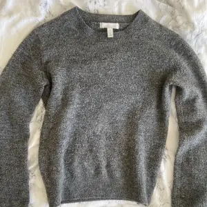 Säljer denna så fina gråa stickade tröja ifrån hm. Den är i xs men passar mig som brukar ha s! Perfekt nu till hösten och vintern. För mer bilder kom privat💖