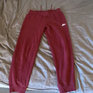 Nike mjukis - Super snygga mörkröda nike mjukis! Använder inte längre, inga fickor, storlek M,