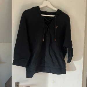 Sweaters  - Tjocktröja från Puma i nyskick. Stl 38