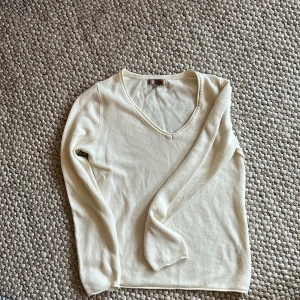 Stickad tröja - Vit Stickad tröja som inte kommer till användning. Står inte var den kommer ifrån. 💓
