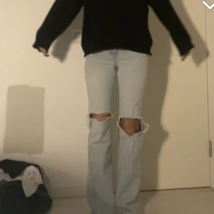 så snygga jeans! 💞 - blåa jeans med hål från zara! köpta secondhand💞så bra skicka men säljer då dom är lite för små🙌skriv vid frågor eller intresse🥰