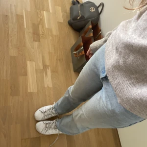 Zara jeans straight - Säljer ett par ljusblå straight jeans ifrån Zara. Säljer eftersom de är för korta för mig. Köptes för 399kr säljer för 150kr!! Kan gå ner i pris vid snabb affär💞