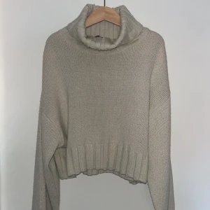 Beige stickadtröja  - Jättefin, stickad tröja med ”krage”