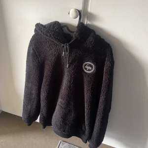 Teddyhoodie hype  - Säljer en Teddyliknande hoodie från hype som är väldigt varm och skön men kommer tyvärr inte till användning mera  ⭐️