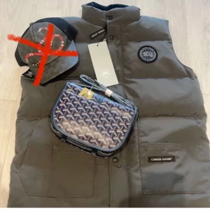 Canada goose väst (black label) - Säljer nu min varma canada goose väst som är perfekt för det här vädret Storlek M   