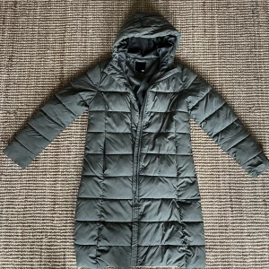 Damparkas, Lager 157, storlek S - Härlig höstparkas i fin grön mossgrön färg. I gott skick, i princip oanvänd. 