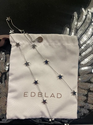 Edblad halsband - Säljer mitt stjärn Edblad halsband. Det kommer aldrig till användning men den är super fin. Kostade 400kr i butik. Jag säljer för 200kr